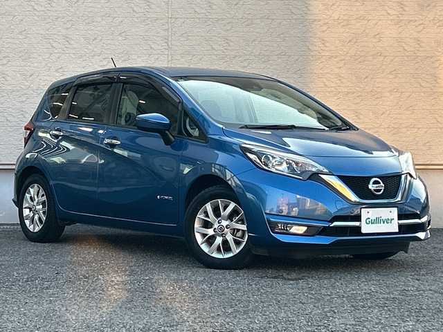 日産 ノート e－パワー メダリスト 大阪府 2018(平30)年 6.1万km シャイニングブルー インテリジェントエマージェンシーブレーキ/インテリジェントクルーズコントロール/踏み間違い衝突防止アシスト/LDW(車線逸脱警報）/インテリジェントLI(車線逸脱防止支援システム）/e-POWER Drive/ワンオーナー/純正ナビ(MM318D-W)/CD/DVD/Bluetooth/フルセグTV/SD/AM/FM/純正ドライブレコーダー(DJ4-D)/ETC/ハーフレザーシート/LEDヘッドライト/ハイビームアシスト/革巻ステアリング/ステアリングスイッチ/アームレスト/フロアマット/ドアバイザー/電動格納ミラー/プッシュスタート/インテリジェントキー×２/取扱説明書/ナビ取扱説明書/保証書