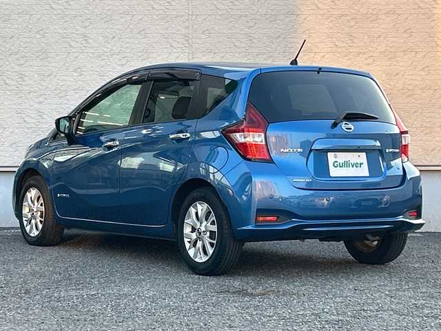 日産 ノート e－パワー メダリスト 大阪府 2018(平30)年 6.1万km シャイニングブルー インテリジェントエマージェンシーブレーキ/インテリジェントクルーズコントロール/踏み間違い衝突防止アシスト/LDW(車線逸脱警報）/インテリジェントLI(車線逸脱防止支援システム）/e-POWER Drive/ワンオーナー/純正ナビ(MM318D-W)/CD/DVD/Bluetooth/フルセグTV/SD/AM/FM/純正ドライブレコーダー(DJ4-D)/ETC/ハーフレザーシート/LEDヘッドライト/ハイビームアシスト/革巻ステアリング/ステアリングスイッチ/アームレスト/フロアマット/ドアバイザー/電動格納ミラー/プッシュスタート/インテリジェントキー×２/取扱説明書/ナビ取扱説明書/保証書