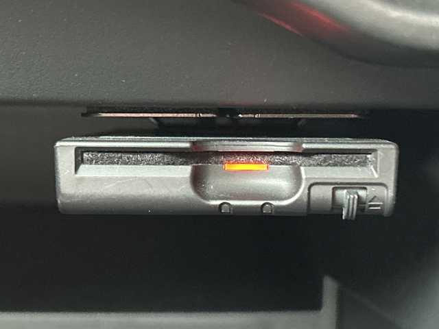 日産 ノート e－パワー メダリスト 大阪府 2018(平30)年 6.1万km シャイニングブルー インテリジェントエマージェンシーブレーキ/インテリジェントクルーズコントロール/踏み間違い衝突防止アシスト/LDW(車線逸脱警報）/インテリジェントLI(車線逸脱防止支援システム）/e-POWER Drive/ワンオーナー/純正ナビ(MM318D-W)/CD/DVD/Bluetooth/フルセグTV/SD/AM/FM/純正ドライブレコーダー(DJ4-D)/ETC/ハーフレザーシート/LEDヘッドライト/ハイビームアシスト/革巻ステアリング/ステアリングスイッチ/アームレスト/フロアマット/ドアバイザー/電動格納ミラー/プッシュスタート/インテリジェントキー×２/取扱説明書/ナビ取扱説明書/保証書