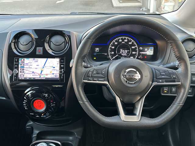 日産 ノート e－パワー メダリスト 大阪府 2018(平30)年 6.1万km シャイニングブルー インテリジェントエマージェンシーブレーキ/インテリジェントクルーズコントロール/踏み間違い衝突防止アシスト/LDW(車線逸脱警報）/インテリジェントLI(車線逸脱防止支援システム）/e-POWER Drive/ワンオーナー/純正ナビ(MM318D-W)/CD/DVD/Bluetooth/フルセグTV/SD/AM/FM/純正ドライブレコーダー(DJ4-D)/ETC/ハーフレザーシート/LEDヘッドライト/ハイビームアシスト/革巻ステアリング/ステアリングスイッチ/アームレスト/フロアマット/ドアバイザー/電動格納ミラー/プッシュスタート/インテリジェントキー×２/取扱説明書/ナビ取扱説明書/保証書