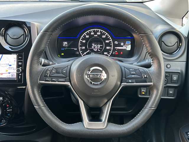 日産 ノート e－パワー メダリスト 大阪府 2018(平30)年 6.1万km シャイニングブルー インテリジェントエマージェンシーブレーキ/インテリジェントクルーズコントロール/踏み間違い衝突防止アシスト/LDW(車線逸脱警報）/インテリジェントLI(車線逸脱防止支援システム）/e-POWER Drive/ワンオーナー/純正ナビ(MM318D-W)/CD/DVD/Bluetooth/フルセグTV/SD/AM/FM/純正ドライブレコーダー(DJ4-D)/ETC/ハーフレザーシート/LEDヘッドライト/ハイビームアシスト/革巻ステアリング/ステアリングスイッチ/アームレスト/フロアマット/ドアバイザー/電動格納ミラー/プッシュスタート/インテリジェントキー×２/取扱説明書/ナビ取扱説明書/保証書