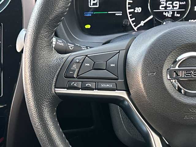 日産 ノート e－パワー メダリスト 大阪府 2018(平30)年 6.1万km シャイニングブルー インテリジェントエマージェンシーブレーキ/インテリジェントクルーズコントロール/踏み間違い衝突防止アシスト/LDW(車線逸脱警報）/インテリジェントLI(車線逸脱防止支援システム）/e-POWER Drive/ワンオーナー/純正ナビ(MM318D-W)/CD/DVD/Bluetooth/フルセグTV/SD/AM/FM/純正ドライブレコーダー(DJ4-D)/ETC/ハーフレザーシート/LEDヘッドライト/ハイビームアシスト/革巻ステアリング/ステアリングスイッチ/アームレスト/フロアマット/ドアバイザー/電動格納ミラー/プッシュスタート/インテリジェントキー×２/取扱説明書/ナビ取扱説明書/保証書