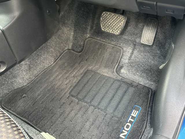 日産 ノート e－パワー メダリスト 大阪府 2018(平30)年 6.1万km シャイニングブルー インテリジェントエマージェンシーブレーキ/インテリジェントクルーズコントロール/踏み間違い衝突防止アシスト/LDW(車線逸脱警報）/インテリジェントLI(車線逸脱防止支援システム）/e-POWER Drive/ワンオーナー/純正ナビ(MM318D-W)/CD/DVD/Bluetooth/フルセグTV/SD/AM/FM/純正ドライブレコーダー(DJ4-D)/ETC/ハーフレザーシート/LEDヘッドライト/ハイビームアシスト/革巻ステアリング/ステアリングスイッチ/アームレスト/フロアマット/ドアバイザー/電動格納ミラー/プッシュスタート/インテリジェントキー×２/取扱説明書/ナビ取扱説明書/保証書