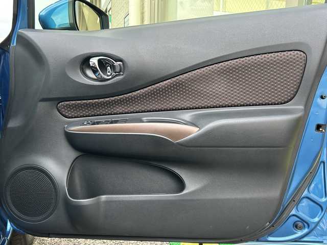 日産 ノート e－パワー メダリスト 大阪府 2018(平30)年 6.1万km シャイニングブルー インテリジェントエマージェンシーブレーキ/インテリジェントクルーズコントロール/踏み間違い衝突防止アシスト/LDW(車線逸脱警報）/インテリジェントLI(車線逸脱防止支援システム）/e-POWER Drive/ワンオーナー/純正ナビ(MM318D-W)/CD/DVD/Bluetooth/フルセグTV/SD/AM/FM/純正ドライブレコーダー(DJ4-D)/ETC/ハーフレザーシート/LEDヘッドライト/ハイビームアシスト/革巻ステアリング/ステアリングスイッチ/アームレスト/フロアマット/ドアバイザー/電動格納ミラー/プッシュスタート/インテリジェントキー×２/取扱説明書/ナビ取扱説明書/保証書