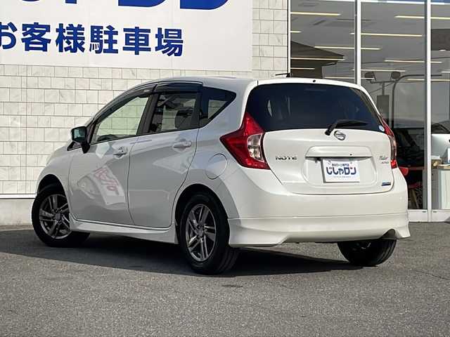 日産 ノート ライダー 山口県 2016(平28)年 5.9万km ブリリアントホワイトパール 株)IDOMが運営する【じしゃロン宇部店】の自社ローン専用車両になります。こちらは現金またはオートローンご利用時の価格です。自社ローンご希望の方は別途その旨お申付け下さい/純正ナビ（ＭＣ３１５Ｄ－Ｗ）　/Ｂｌｕｅｔｏｏｔｈ接続　/フルセグＴＶ　/DVD/CD/ＥＴＣ　/バックカメラ　/純正フロアマット　/純正アルミホイール　/衝突軽減システム　/レーンアシスト