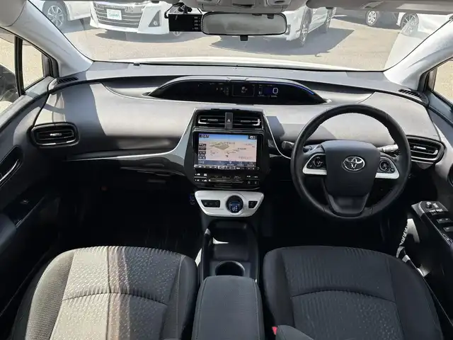 トヨタ プリウス S 三重県 2016(平28)年 6.7万km ホワイトパールクリスタルシャイン モデリスタフロントスポイラー/TRDサイドスカート/TRDリアバンパースポイラー/アルパイン9インチナビ(Bluetooth/CD/DVD/地デジTV/ラジオ)/バックカメラ/ETC/後席モニター/ドライブレコーダー/LEDヘッドランプ/LEDクリアランスランプ/LEDフロントフォグランプ/18インチホイール(AMD)/プッシュスタート