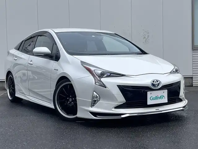 トヨタ プリウス S 三重県 2016(平28)年 6.7万km ホワイトパールクリスタルシャイン モデリスタフロントスポイラー/TRDサイドスカート/TRDリアバンパースポイラー/アルパイン9インチナビ(Bluetooth/CD/DVD/地デジTV/ラジオ)/バックカメラ/ETC/後席モニター/ドライブレコーダー/LEDヘッドランプ/LEDクリアランスランプ/LEDフロントフォグランプ/18インチホイール(AMD)/プッシュスタート