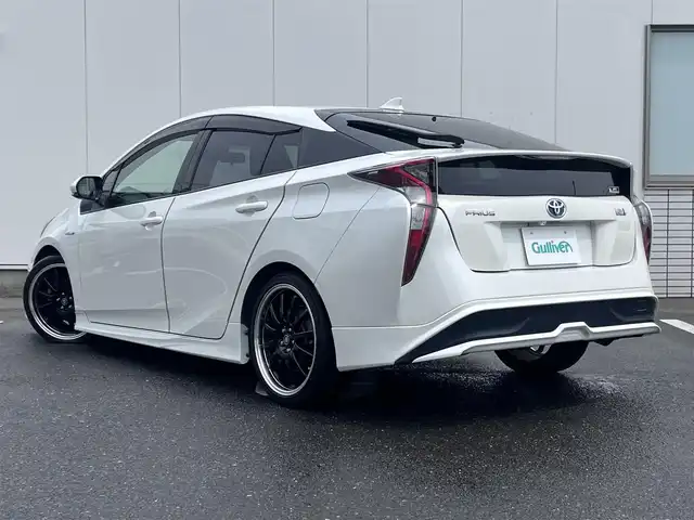 トヨタ プリウス S 三重県 2016(平28)年 6.7万km ホワイトパールクリスタルシャイン モデリスタフロントスポイラー/TRDサイドスカート/TRDリアバンパースポイラー/アルパイン9インチナビ(Bluetooth/CD/DVD/地デジTV/ラジオ)/バックカメラ/ETC/後席モニター/ドライブレコーダー/LEDヘッドランプ/LEDクリアランスランプ/LEDフロントフォグランプ/18インチホイール(AMD)/プッシュスタート