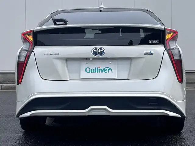 トヨタ プリウス S 三重県 2016(平28)年 6.7万km ホワイトパールクリスタルシャイン モデリスタフロントスポイラー/TRDサイドスカート/TRDリアバンパースポイラー/アルパイン9インチナビ(Bluetooth/CD/DVD/地デジTV/ラジオ)/バックカメラ/ETC/後席モニター/ドライブレコーダー/LEDヘッドランプ/LEDクリアランスランプ/LEDフロントフォグランプ/18インチホイール(AMD)/プッシュスタート