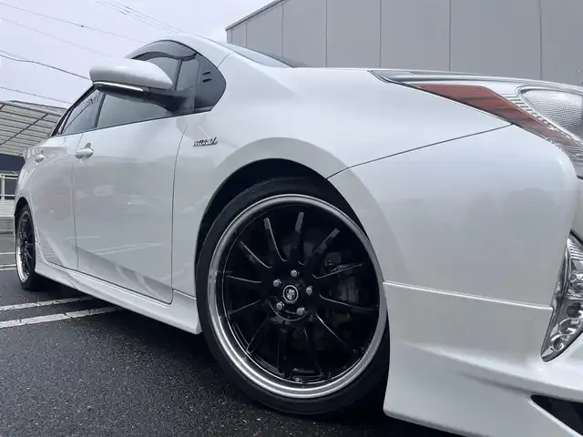 トヨタ プリウス S 三重県 2016(平28)年 6.7万km ホワイトパールクリスタルシャイン モデリスタフロントスポイラー/TRDサイドスカート/TRDリアバンパースポイラー/アルパイン9インチナビ(Bluetooth/CD/DVD/地デジTV/ラジオ)/バックカメラ/ETC/後席モニター/ドライブレコーダー/LEDヘッドランプ/LEDクリアランスランプ/LEDフロントフォグランプ/18インチホイール(AMD)/プッシュスタート