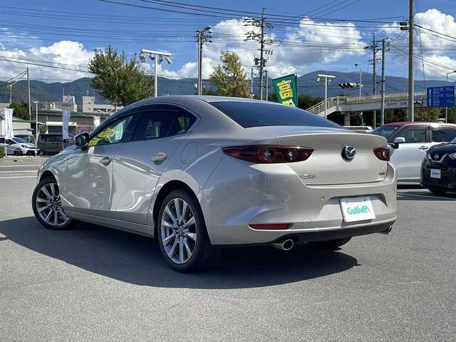 マツダ マツダ３セダン 15S ツーリング 長野県 2023(令5)年 3.4万km プラチナクォーツメタリック i-ACTIVSENSE/・スマートブレーキサポート/・全車速追従機能付レーダークルーズコントロール/・車線逸脱警報システム/・ブラインドスポットモニタリング/・後側方接近車両検知/・パーキングセンサー/・アクティブドライビングディスプレイ/マツダコネクト8.8インチセンターディスプレイ/（CD/DVD/フルセグTV/BT/HDMI）/360度ビューモニター/ビルトインETC/ドライブレコーダー（F・R）/革巻きステアリング/ステアリングスイッチ/アイドリングストップ/電動パーキングブレーキ/ブレーキホールド/ディミングターンシグナル/LEDヘッドライト/オートライト/オートハイビーム/スマートキー/Pスタート/電動格納ミラー/純正フロアマット/純正18インチAW/純正18インチAW1本積み込み