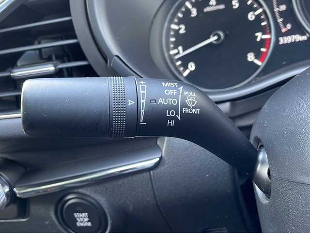 マツダ マツダ３セダン 15S ツーリング 長野県 2023(令5)年 3.4万km プラチナクォーツメタリック i-ACTIVSENSE/・スマートブレーキサポート/・全車速追従機能付レーダークルーズコントロール/・車線逸脱警報システム/・ブラインドスポットモニタリング/・後側方接近車両検知/・パーキングセンサー/・アクティブドライビングディスプレイ/マツダコネクト8.8インチセンターディスプレイ/（CD/DVD/フルセグTV/BT/HDMI）/360度ビューモニター/ビルトインETC/ドライブレコーダー（F・R）/革巻きステアリング/ステアリングスイッチ/アイドリングストップ/電動パーキングブレーキ/ブレーキホールド/ディミングターンシグナル/LEDヘッドライト/オートライト/オートハイビーム/スマートキー/Pスタート/電動格納ミラー/純正フロアマット/純正18インチAW/純正18インチAW1本積み込み