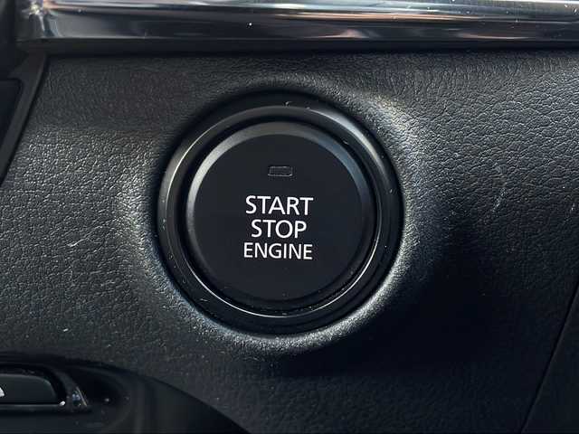 マツダ マツダ３セダン 15S ツーリング 長野県 2023(令5)年 3.4万km プラチナクォーツメタリック i-ACTIVSENSE/・スマートブレーキサポート/・全車速追従機能付レーダークルーズコントロール/・車線逸脱警報システム/・ブラインドスポットモニタリング/・後側方接近車両検知/・パーキングセンサー/・アクティブドライビングディスプレイ/マツダコネクト8.8インチセンターディスプレイ/（CD/DVD/フルセグTV/BT/HDMI）/360度ビューモニター/ビルトインETC/ドライブレコーダー（F・R）/革巻きステアリング/ステアリングスイッチ/アイドリングストップ/電動パーキングブレーキ/ブレーキホールド/ディミングターンシグナル/LEDヘッドライト/オートライト/オートハイビーム/スマートキー/Pスタート/電動格納ミラー/純正フロアマット/純正18インチAW/純正18インチAW1本積み込み