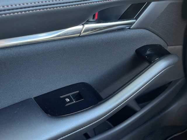 マツダ マツダ３セダン 15S ツーリング 長野県 2023(令5)年 3.4万km プラチナクォーツメタリック i-ACTIVSENSE/・スマートブレーキサポート/・全車速追従機能付レーダークルーズコントロール/・車線逸脱警報システム/・ブラインドスポットモニタリング/・後側方接近車両検知/・パーキングセンサー/・アクティブドライビングディスプレイ/マツダコネクト8.8インチセンターディスプレイ/（CD/DVD/フルセグTV/BT/HDMI）/360度ビューモニター/ビルトインETC/ドライブレコーダー（F・R）/革巻きステアリング/ステアリングスイッチ/アイドリングストップ/電動パーキングブレーキ/ブレーキホールド/ディミングターンシグナル/LEDヘッドライト/オートライト/オートハイビーム/スマートキー/Pスタート/電動格納ミラー/純正フロアマット/純正18インチAW/純正18インチAW1本積み込み