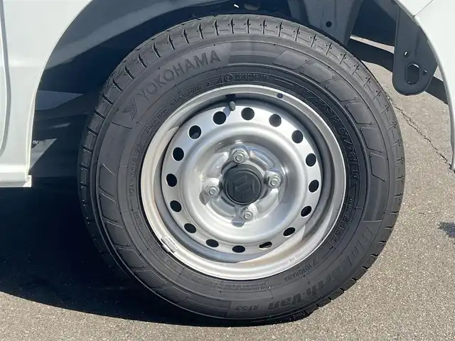 スズキ エブリイ PA 秋田県 2024(令6)年 2.3万km スペリアホワイト ４WD/禁煙車/スズキセーフティサポート/衝突被害軽減ブレーキデュアルカメラブレーキサポート/純正ラジオ付き時計パネル（AM/FM）/スズキ純正12インチアルミ（夏タイヤ装着）/アイドリングストップ/コーナーセンサー/レーンキープアシスト/オートマチックハイビーム/オートライト/パワーステアリング/ヘッドライトレベライザー/横滑り防止/寒冷地仕様/保証書/取扱説明書/記録簿/スペアキー1本有
