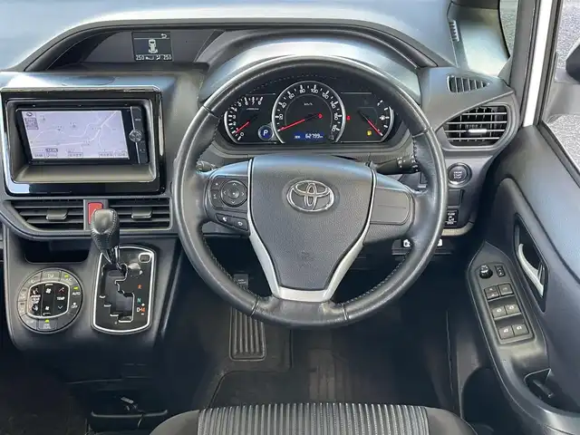 トヨタ ノア Si 茨城県 2014(平26)年 6.3万km ホワイトパールクリスタルシャイン 純正SDナビ/　(AM/FM/CD/DVD/TV/SD/Bluetooth)/フルセグTV/バックカメラ/両側パワースライドドア/ステアリングスイッチ/革巻きステアリング/ドライブレコーダー/ETC/アイドリングストップ/横滑り防止装置/LEDヘッドライト/オートライト/フォグランプ/純正アルミホイール16インチ/スマートキー/スペアキー/プッシュスタート/電格ミラー/ウィンカーミラー/純正フロアマット/ドアバイザー
