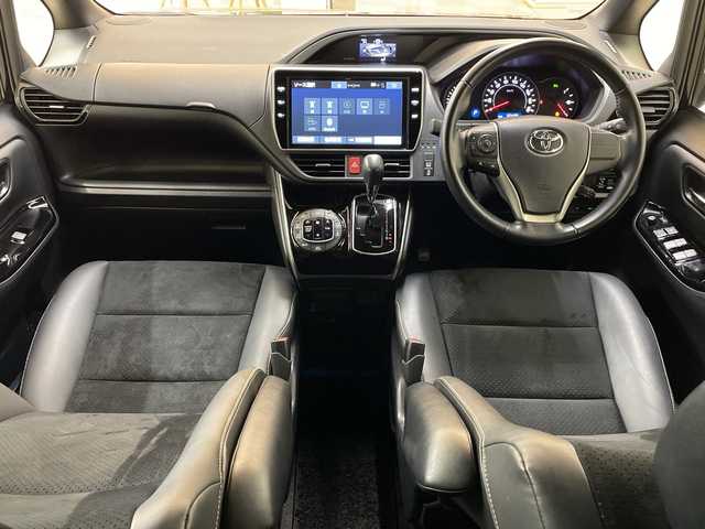 トヨタ ヴォクシー ZS 煌Ⅲ 新潟県 2020(令2)年 5.1万km ブラック 4WD/純正10インチSDナビ(NSZN-Z68T)/CD/DVD/BT/フルセグテレビ/バックカメラ/ETC/ドライブレコーダー/フリップダウンモニター/衝突被害軽減ブレーキ/レーンキープアシスト/クルーズコントロール/両側パワースライドドア/半革シート/MTモード付AT/コーナーセンサー/ステアリングスイッチ/スマートキー/プッシュスタート/LEDヘッドライト/オートライト/オートハイビーム/フォグランプ/純正16インチアルミホイール