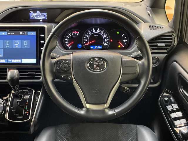 トヨタ ヴォクシー ZS 煌Ⅲ 新潟県 2020(令2)年 5.1万km ブラック 4WD/純正10インチSDナビ(NSZN-Z68T)/CD/DVD/BT/フルセグテレビ/バックカメラ/ETC/ドライブレコーダー/フリップダウンモニター/衝突被害軽減ブレーキ/レーンキープアシスト/クルーズコントロール/両側パワースライドドア/半革シート/MTモード付AT/コーナーセンサー/ステアリングスイッチ/スマートキー/プッシュスタート/LEDヘッドライト/オートライト/オートハイビーム/フォグランプ/純正16インチアルミホイール