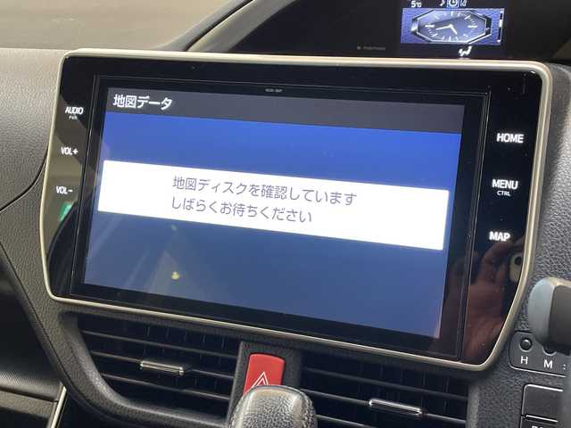 トヨタ ヴォクシー ZS 煌Ⅲ 新潟県 2020(令2)年 5.1万km ブラック 4WD/純正10インチSDナビ(NSZN-Z68T)/CD/DVD/BT/フルセグテレビ/バックカメラ/ETC/ドライブレコーダー/フリップダウンモニター/衝突被害軽減ブレーキ/レーンキープアシスト/クルーズコントロール/両側パワースライドドア/半革シート/MTモード付AT/コーナーセンサー/ステアリングスイッチ/スマートキー/プッシュスタート/LEDヘッドライト/オートライト/オートハイビーム/フォグランプ/純正16インチアルミホイール