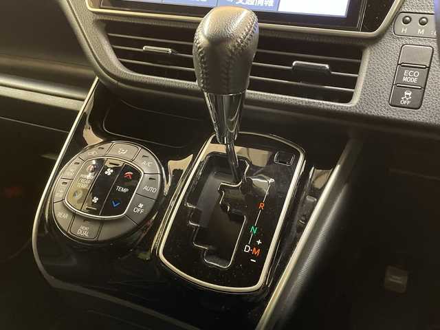 トヨタ ヴォクシー ZS 煌Ⅲ 新潟県 2020(令2)年 5.1万km ブラック 4WD/純正10インチSDナビ(NSZN-Z68T)/CD/DVD/BT/フルセグテレビ/バックカメラ/ETC/ドライブレコーダー/フリップダウンモニター/衝突被害軽減ブレーキ/レーンキープアシスト/クルーズコントロール/両側パワースライドドア/半革シート/MTモード付AT/コーナーセンサー/ステアリングスイッチ/スマートキー/プッシュスタート/LEDヘッドライト/オートライト/オートハイビーム/フォグランプ/純正16インチアルミホイール