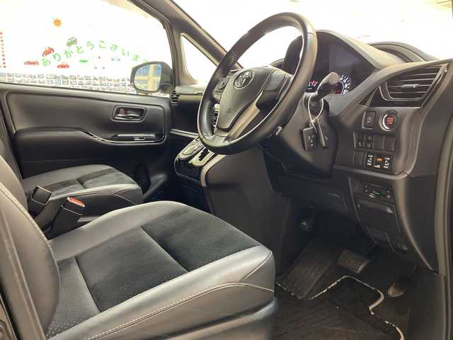 トヨタ ヴォクシー ZS 煌Ⅲ 新潟県 2020(令2)年 5.1万km ブラック 4WD/純正10インチSDナビ(NSZN-Z68T)/CD/DVD/BT/フルセグテレビ/バックカメラ/ETC/ドライブレコーダー/フリップダウンモニター/衝突被害軽減ブレーキ/レーンキープアシスト/クルーズコントロール/両側パワースライドドア/半革シート/MTモード付AT/コーナーセンサー/ステアリングスイッチ/スマートキー/プッシュスタート/LEDヘッドライト/オートライト/オートハイビーム/フォグランプ/純正16インチアルミホイール