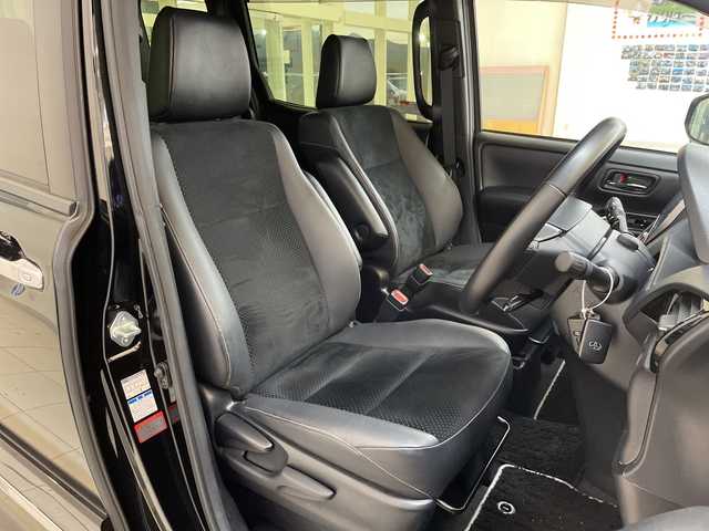 トヨタ ヴォクシー ZS 煌Ⅲ 新潟県 2020(令2)年 5.1万km ブラック 4WD/純正10インチSDナビ(NSZN-Z68T)/CD/DVD/BT/フルセグテレビ/バックカメラ/ETC/ドライブレコーダー/フリップダウンモニター/衝突被害軽減ブレーキ/レーンキープアシスト/クルーズコントロール/両側パワースライドドア/半革シート/MTモード付AT/コーナーセンサー/ステアリングスイッチ/スマートキー/プッシュスタート/LEDヘッドライト/オートライト/オートハイビーム/フォグランプ/純正16インチアルミホイール