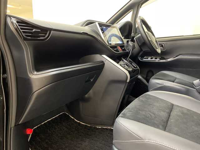 トヨタ ヴォクシー ZS 煌Ⅲ 新潟県 2020(令2)年 5.1万km ブラック 4WD/純正10インチSDナビ(NSZN-Z68T)/CD/DVD/BT/フルセグテレビ/バックカメラ/ETC/ドライブレコーダー/フリップダウンモニター/衝突被害軽減ブレーキ/レーンキープアシスト/クルーズコントロール/両側パワースライドドア/半革シート/MTモード付AT/コーナーセンサー/ステアリングスイッチ/スマートキー/プッシュスタート/LEDヘッドライト/オートライト/オートハイビーム/フォグランプ/純正16インチアルミホイール