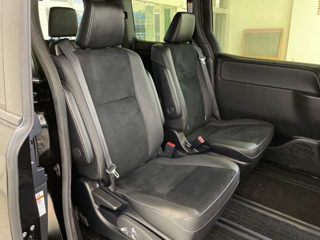 トヨタ ヴォクシー ZS 煌Ⅲ 新潟県 2020(令2)年 5.1万km ブラック 4WD/純正10インチSDナビ(NSZN-Z68T)/CD/DVD/BT/フルセグテレビ/バックカメラ/ETC/ドライブレコーダー/フリップダウンモニター/衝突被害軽減ブレーキ/レーンキープアシスト/クルーズコントロール/両側パワースライドドア/半革シート/MTモード付AT/コーナーセンサー/ステアリングスイッチ/スマートキー/プッシュスタート/LEDヘッドライト/オートライト/オートハイビーム/フォグランプ/純正16インチアルミホイール