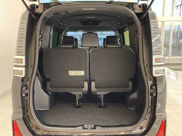 トヨタ ヴォクシー ZS 煌Ⅲ 新潟県 2020(令2)年 5.1万km ブラック 4WD/純正10インチSDナビ(NSZN-Z68T)/CD/DVD/BT/フルセグテレビ/バックカメラ/ETC/ドライブレコーダー/フリップダウンモニター/衝突被害軽減ブレーキ/レーンキープアシスト/クルーズコントロール/両側パワースライドドア/半革シート/MTモード付AT/コーナーセンサー/ステアリングスイッチ/スマートキー/プッシュスタート/LEDヘッドライト/オートライト/オートハイビーム/フォグランプ/純正16インチアルミホイール