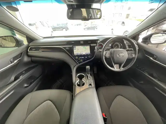 トヨタ カムリ G 千葉県 2017(平29)年 3.4万km シルバーM ワンオーナー/Toyota Safety Sense/・プリクラッシュセーフティ/・レーンディパーチャーアラート（ステアリング制御付）/・オートマチックハイビーム/・レーダークルーズコントロール（全車速追従機能付）/純正９インチメモリナビ/・フルセグTV/BT/DVD/ラジオ/バックカメラ/ETC/パワーシート/取扱説明書/保証書/スペアキー