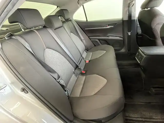 トヨタ カムリ G 千葉県 2017(平29)年 3.4万km シルバーM ワンオーナー/Toyota Safety Sense/・プリクラッシュセーフティ/・レーンディパーチャーアラート（ステアリング制御付）/・オートマチックハイビーム/・レーダークルーズコントロール（全車速追従機能付）/純正９インチメモリナビ/・フルセグTV/BT/DVD/ラジオ/バックカメラ/ETC/パワーシート/取扱説明書/保証書/スペアキー