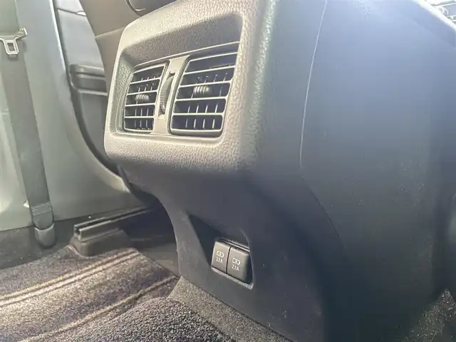 トヨタ カムリ G 千葉県 2017(平29)年 3.4万km シルバーM ワンオーナー/Toyota Safety Sense/・プリクラッシュセーフティ/・レーンディパーチャーアラート（ステアリング制御付）/・オートマチックハイビーム/・レーダークルーズコントロール（全車速追従機能付）/純正９インチメモリナビ/・フルセグTV/BT/DVD/ラジオ/バックカメラ/ETC/パワーシート/取扱説明書/保証書/スペアキー