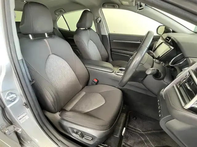 トヨタ カムリ G 千葉県 2017(平29)年 3.4万km シルバーM ワンオーナー/Toyota Safety Sense/・プリクラッシュセーフティ/・レーンディパーチャーアラート（ステアリング制御付）/・オートマチックハイビーム/・レーダークルーズコントロール（全車速追従機能付）/純正９インチメモリナビ/・フルセグTV/BT/DVD/ラジオ/バックカメラ/ETC/パワーシート/取扱説明書/保証書/スペアキー