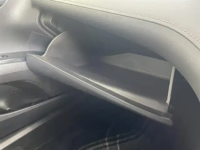 トヨタ カムリ G 千葉県 2017(平29)年 3.4万km シルバーM ワンオーナー/Toyota Safety Sense/・プリクラッシュセーフティ/・レーンディパーチャーアラート（ステアリング制御付）/・オートマチックハイビーム/・レーダークルーズコントロール（全車速追従機能付）/純正９インチメモリナビ/・フルセグTV/BT/DVD/ラジオ/バックカメラ/ETC/パワーシート/取扱説明書/保証書/スペアキー