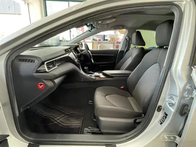 トヨタ カムリ G 千葉県 2017(平29)年 3.4万km シルバーM ワンオーナー/Toyota Safety Sense/・プリクラッシュセーフティ/・レーンディパーチャーアラート（ステアリング制御付）/・オートマチックハイビーム/・レーダークルーズコントロール（全車速追従機能付）/純正９インチメモリナビ/・フルセグTV/BT/DVD/ラジオ/バックカメラ/ETC/パワーシート/取扱説明書/保証書/スペアキー
