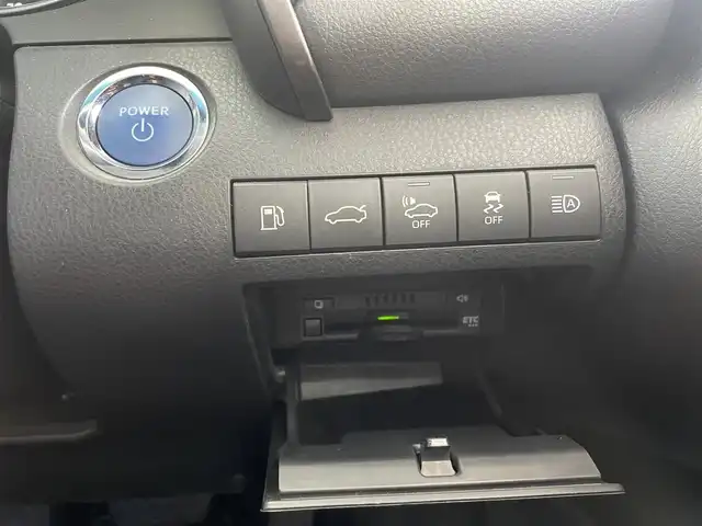 トヨタ カムリ G 千葉県 2017(平29)年 3.4万km シルバーM ワンオーナー/Toyota Safety Sense/・プリクラッシュセーフティ/・レーンディパーチャーアラート（ステアリング制御付）/・オートマチックハイビーム/・レーダークルーズコントロール（全車速追従機能付）/純正９インチメモリナビ/・フルセグTV/BT/DVD/ラジオ/バックカメラ/ETC/パワーシート/取扱説明書/保証書/スペアキー