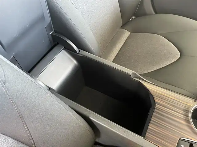 トヨタ カムリ G 千葉県 2017(平29)年 3.4万km シルバーM ワンオーナー/Toyota Safety Sense/・プリクラッシュセーフティ/・レーンディパーチャーアラート（ステアリング制御付）/・オートマチックハイビーム/・レーダークルーズコントロール（全車速追従機能付）/純正９インチメモリナビ/・フルセグTV/BT/DVD/ラジオ/バックカメラ/ETC/パワーシート/取扱説明書/保証書/スペアキー