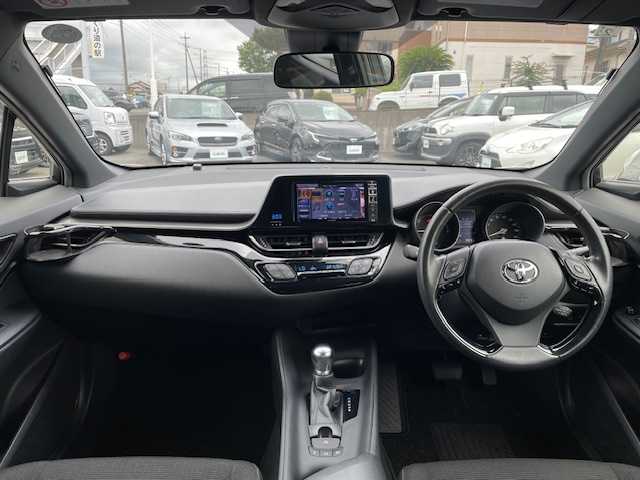 トヨタ Ｃ－ＨＲ S 静岡県 2017(平29)年 6.5万km ホワイトパールクリスタルシャイン ●社外ナビ/(フルセグ/CD/DVD/Bluetooth)/(7WV)/●バックモニター/●レーダークルーズコントロール/●衝突被害軽減システム/●レーンキープアシスト/●電動パーキングブレーキ/●オートブレーキホールド/●LED/●オートライト/●オートマチックハイビーム/●リアフォグランプ/●革巻きステアリング/●ステアリングスイッチ/●モデリスタフルエアロ/●電動格納ウインカーミラー/●ETC/●純正フロアマット/●ドアバイザー/●ISOFIX/●トノカバー/●プッシュスタート/●スマートキー/●横滑り防止装置/●純正17インチアルミホイール/●W+サイド+カーテンSRS+ABS/●取扱説明書