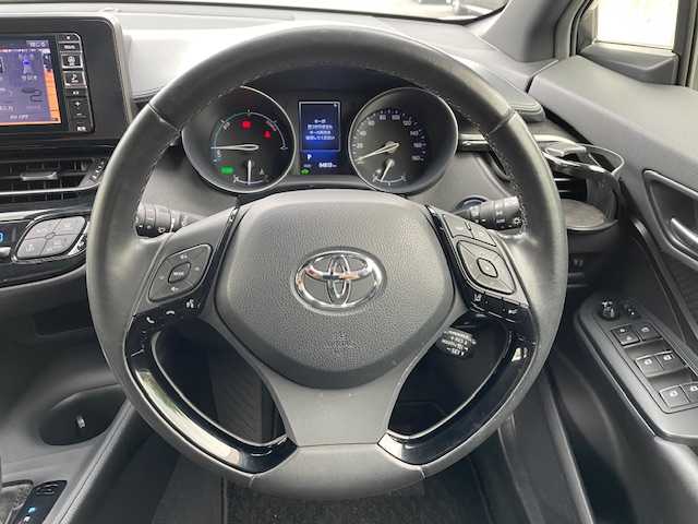 トヨタ Ｃ－ＨＲ S 静岡県 2017(平29)年 6.5万km ホワイトパールクリスタルシャイン ●社外ナビ/(フルセグ/CD/DVD/Bluetooth)/(7WV)/●バックモニター/●レーダークルーズコントロール/●衝突被害軽減システム/●レーンキープアシスト/●電動パーキングブレーキ/●オートブレーキホールド/●LED/●オートライト/●オートマチックハイビーム/●リアフォグランプ/●革巻きステアリング/●ステアリングスイッチ/●モデリスタフルエアロ/●電動格納ウインカーミラー/●ETC/●純正フロアマット/●ドアバイザー/●ISOFIX/●トノカバー/●プッシュスタート/●スマートキー/●横滑り防止装置/●純正17インチアルミホイール/●W+サイド+カーテンSRS+ABS/●取扱説明書