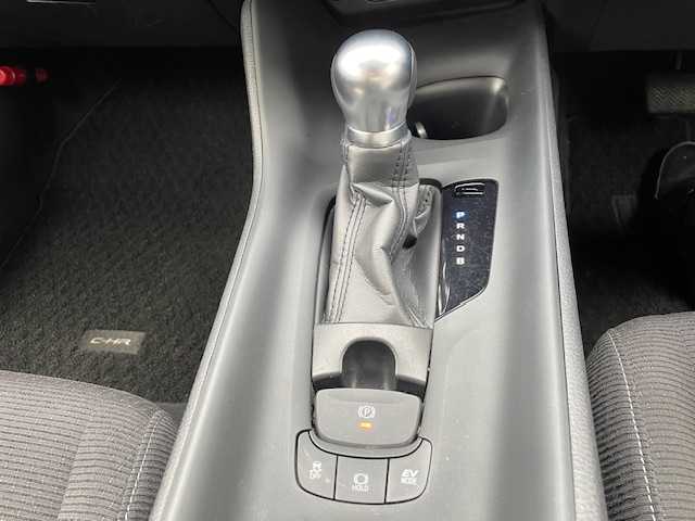 トヨタ Ｃ－ＨＲ S 静岡県 2017(平29)年 6.5万km ホワイトパールクリスタルシャイン ●社外ナビ/(フルセグ/CD/DVD/Bluetooth)/(7WV)/●バックモニター/●レーダークルーズコントロール/●衝突被害軽減システム/●レーンキープアシスト/●電動パーキングブレーキ/●オートブレーキホールド/●LED/●オートライト/●オートマチックハイビーム/●リアフォグランプ/●革巻きステアリング/●ステアリングスイッチ/●モデリスタフルエアロ/●電動格納ウインカーミラー/●ETC/●純正フロアマット/●ドアバイザー/●ISOFIX/●トノカバー/●プッシュスタート/●スマートキー/●横滑り防止装置/●純正17インチアルミホイール/●W+サイド+カーテンSRS+ABS/●取扱説明書