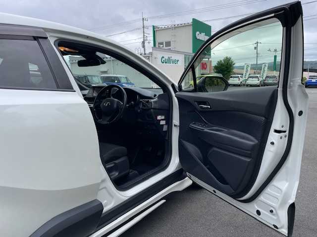 トヨタ Ｃ－ＨＲ S 静岡県 2017(平29)年 6.5万km ホワイトパールクリスタルシャイン ●社外ナビ/(フルセグ/CD/DVD/Bluetooth)/(7WV)/●バックモニター/●レーダークルーズコントロール/●衝突被害軽減システム/●レーンキープアシスト/●電動パーキングブレーキ/●オートブレーキホールド/●LED/●オートライト/●オートマチックハイビーム/●リアフォグランプ/●革巻きステアリング/●ステアリングスイッチ/●モデリスタフルエアロ/●電動格納ウインカーミラー/●ETC/●純正フロアマット/●ドアバイザー/●ISOFIX/●トノカバー/●プッシュスタート/●スマートキー/●横滑り防止装置/●純正17インチアルミホイール/●W+サイド+カーテンSRS+ABS/●取扱説明書