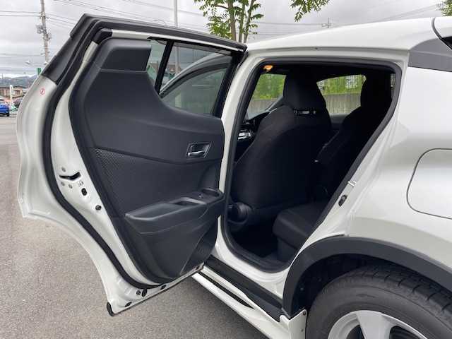 トヨタ Ｃ－ＨＲ S 静岡県 2017(平29)年 6.5万km ホワイトパールクリスタルシャイン ●社外ナビ/(フルセグ/CD/DVD/Bluetooth)/(7WV)/●バックモニター/●レーダークルーズコントロール/●衝突被害軽減システム/●レーンキープアシスト/●電動パーキングブレーキ/●オートブレーキホールド/●LED/●オートライト/●オートマチックハイビーム/●リアフォグランプ/●革巻きステアリング/●ステアリングスイッチ/●モデリスタフルエアロ/●電動格納ウインカーミラー/●ETC/●純正フロアマット/●ドアバイザー/●ISOFIX/●トノカバー/●プッシュスタート/●スマートキー/●横滑り防止装置/●純正17インチアルミホイール/●W+サイド+カーテンSRS+ABS/●取扱説明書
