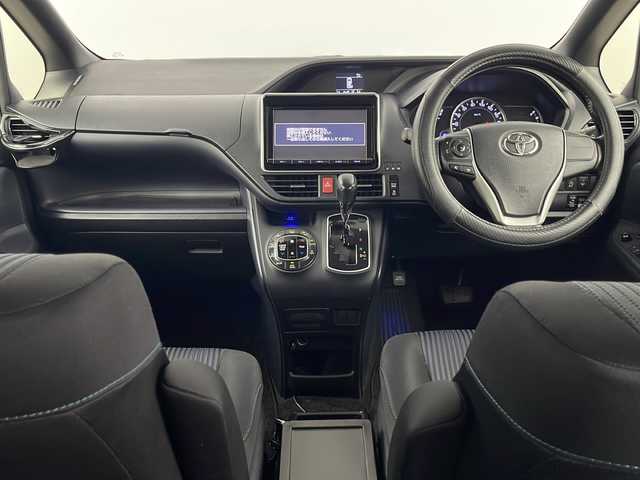 トヨタ ヴォクシー ZS 埼玉県 2014(平26)年 6.8万km ブラッキッシュアゲハガラスフレーク 純正フリップダウンモニター/両側パワースライドドア/純正９インチメモリナビ(型式：NSZT-Y64T)/CD/DVD/Bluetooth/フルセグ/バックカメラ/ドライブレコーダー/ビルトインETC/純正１６インチAW/純正フロアマット/プッシュスタート/スマートキー/スペアキー