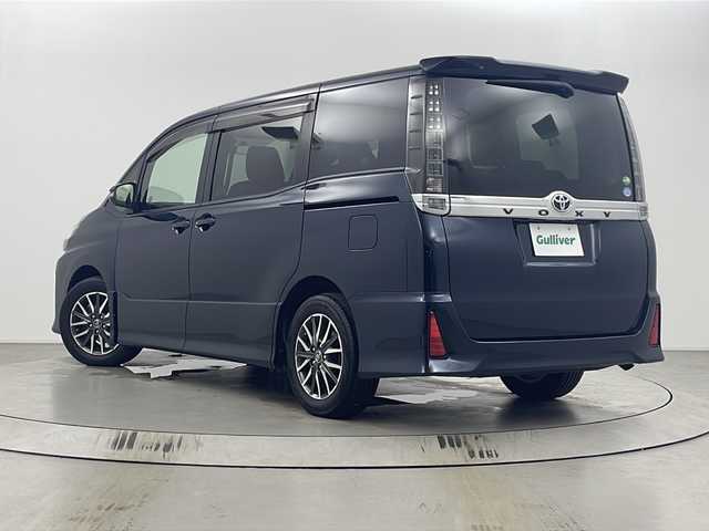 トヨタ ヴォクシー ZS 埼玉県 2014(平26)年 6.8万km ブラッキッシュアゲハガラスフレーク 純正フリップダウンモニター/両側パワースライドドア/純正９インチメモリナビ(型式：NSZT-Y64T)/CD/DVD/Bluetooth/フルセグ/バックカメラ/ドライブレコーダー/ビルトインETC/純正１６インチAW/純正フロアマット/プッシュスタート/スマートキー/スペアキー