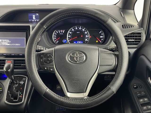 トヨタ ヴォクシー ZS 埼玉県 2014(平26)年 6.8万km ブラッキッシュアゲハガラスフレーク 純正フリップダウンモニター/両側パワースライドドア/純正９インチメモリナビ(型式：NSZT-Y64T)/CD/DVD/Bluetooth/フルセグ/バックカメラ/ドライブレコーダー/ビルトインETC/純正１６インチAW/純正フロアマット/プッシュスタート/スマートキー/スペアキー