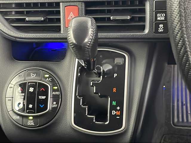 トヨタ ヴォクシー ZS 埼玉県 2014(平26)年 6.8万km ブラッキッシュアゲハガラスフレーク 純正フリップダウンモニター/両側パワースライドドア/純正９インチメモリナビ(型式：NSZT-Y64T)/CD/DVD/Bluetooth/フルセグ/バックカメラ/ドライブレコーダー/ビルトインETC/純正１６インチAW/純正フロアマット/プッシュスタート/スマートキー/スペアキー