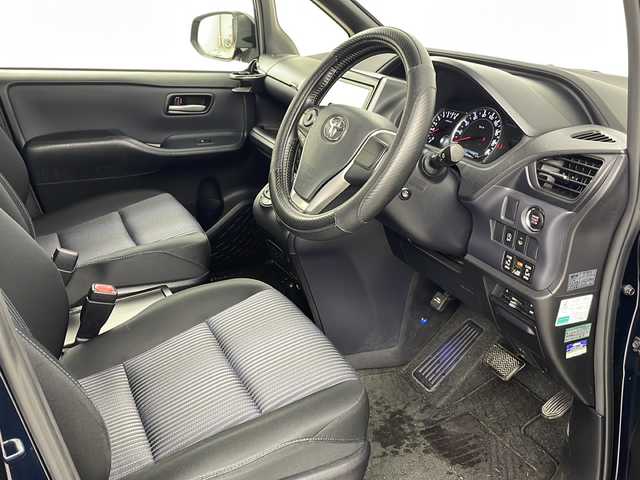 トヨタ ヴォクシー ZS 埼玉県 2014(平26)年 6.8万km ブラッキッシュアゲハガラスフレーク 純正フリップダウンモニター/両側パワースライドドア/純正９インチメモリナビ(型式：NSZT-Y64T)/CD/DVD/Bluetooth/フルセグ/バックカメラ/ドライブレコーダー/ビルトインETC/純正１６インチAW/純正フロアマット/プッシュスタート/スマートキー/スペアキー
