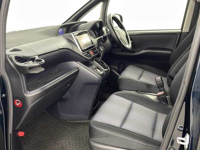 トヨタ ヴォクシー ZS 埼玉県 2014(平26)年 6.8万km ブラッキッシュアゲハガラスフレーク 純正フリップダウンモニター/両側パワースライドドア/純正９インチメモリナビ(型式：NSZT-Y64T)/CD/DVD/Bluetooth/フルセグ/バックカメラ/ドライブレコーダー/ビルトインETC/純正１６インチAW/純正フロアマット/プッシュスタート/スマートキー/スペアキー