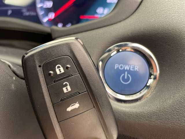 トヨタ クラウン ハイブリッド S エレガンススタイル 愛知県 2019(令1)年 2.6万km ホワイトパールクリスタルシャイン 純正ナビＴＳＳ/ブラインドスポットモニター/ＴＳＳ/レーダークルーズコントロール/ＰＣＳ/ＬＤＡ/オートマチックハイビーム/シートヒーター/コーナーセンサー/ステアリングヒーター/パドルシフト/フルセグ/Bluetooth/バックカメラ/純正アルミホイール/本革ステアリング