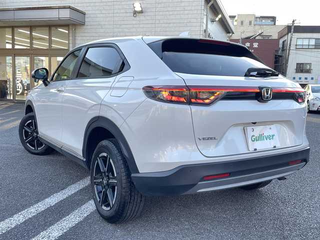 ホンダ ヴェゼル G 大分県 2023(令5)年 2万km プラチナホワイトパール プッシュスタート/スペアキー/ドラレコ（DVR-FR）/ETC/USB端子/ステアリングスイッチ/レーダークルーズコントロール/アイドリングストップ/LEDオートライト/電動格納ウインカーミラー/コーナーセンサー/レーンアシスト/衝突防止軽減システム/横滑り防止機能/ヒルディセントコントロール/シガーソケット